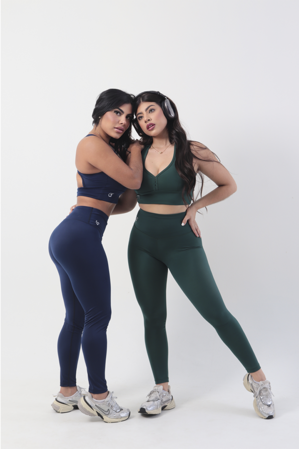 Leggings Básico en Licra – Comodidad y Estilo para tu Día a Día Descubre nuestros Leggings Básico en Licra, diseñados para brindarte máxima comodidad, ajuste perfecto y libertad de movimiento. Fabricados con materias primas 100% nacionales de Colombia, ofrecen una sensación suave y ligera en la piel, ideales para entrenamientos, actividades diarias o para un look casual. ✨ Características: ✔️ Material: Licra de alta calidad, transpirable y flexible. ✔️ Ajuste: Corte ceñido que realza la figura y brinda soporte. ✔️ Cintura: Pretina alta para mayor comodidad y seguridad. ✔️ Usos: Perfectos para entrenar, hacer yoga o combinar con outfits casuales. ✔️ Fabricación: Producto colombiano con insumos nacionales. Luce increíble y siéntete cómoda con nuestros leggings básicos. ¡Añádelos a tu carrito ahora!